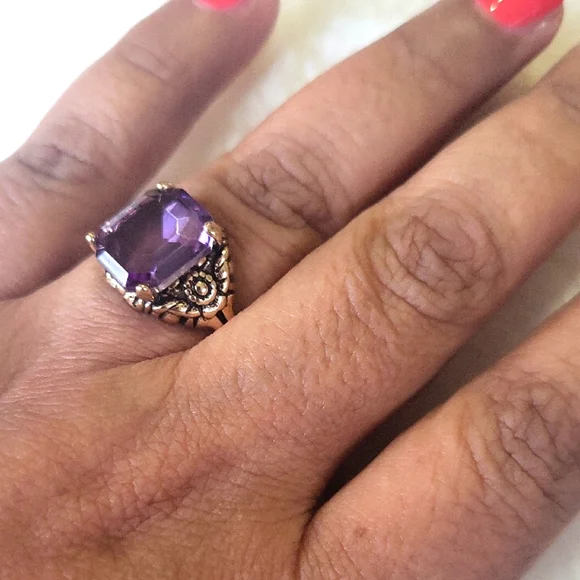 Elegant Purple Gemstone Ring - Picture 2 of 4